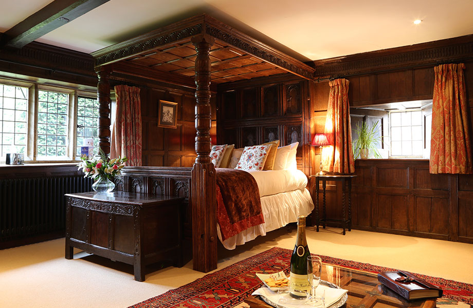 The Elizabethan Suite and bed